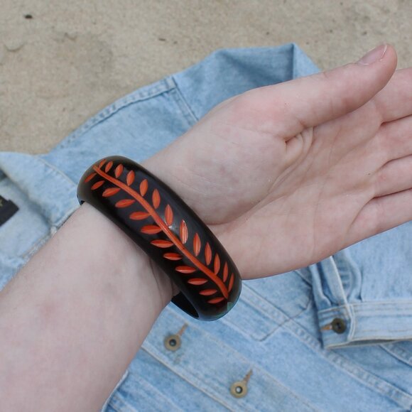 70s Vintage Plastic Hand Etched Bangle Bracelet - Picture 2 of 6